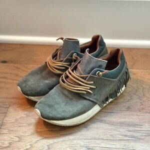 Esseutesse suede green fringe sneakers